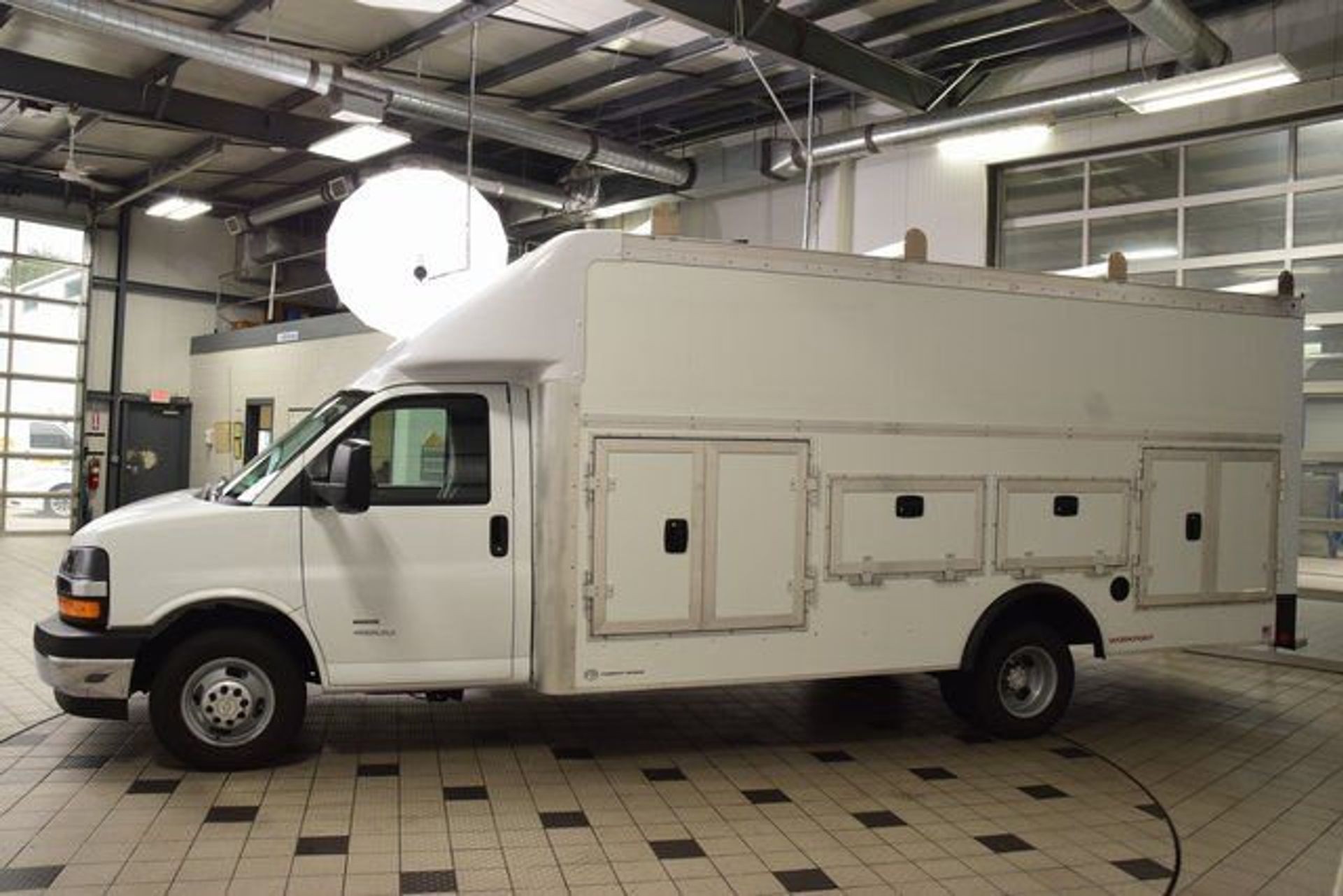2025 Chevrolet Express 4500 Cutaway — photo 1