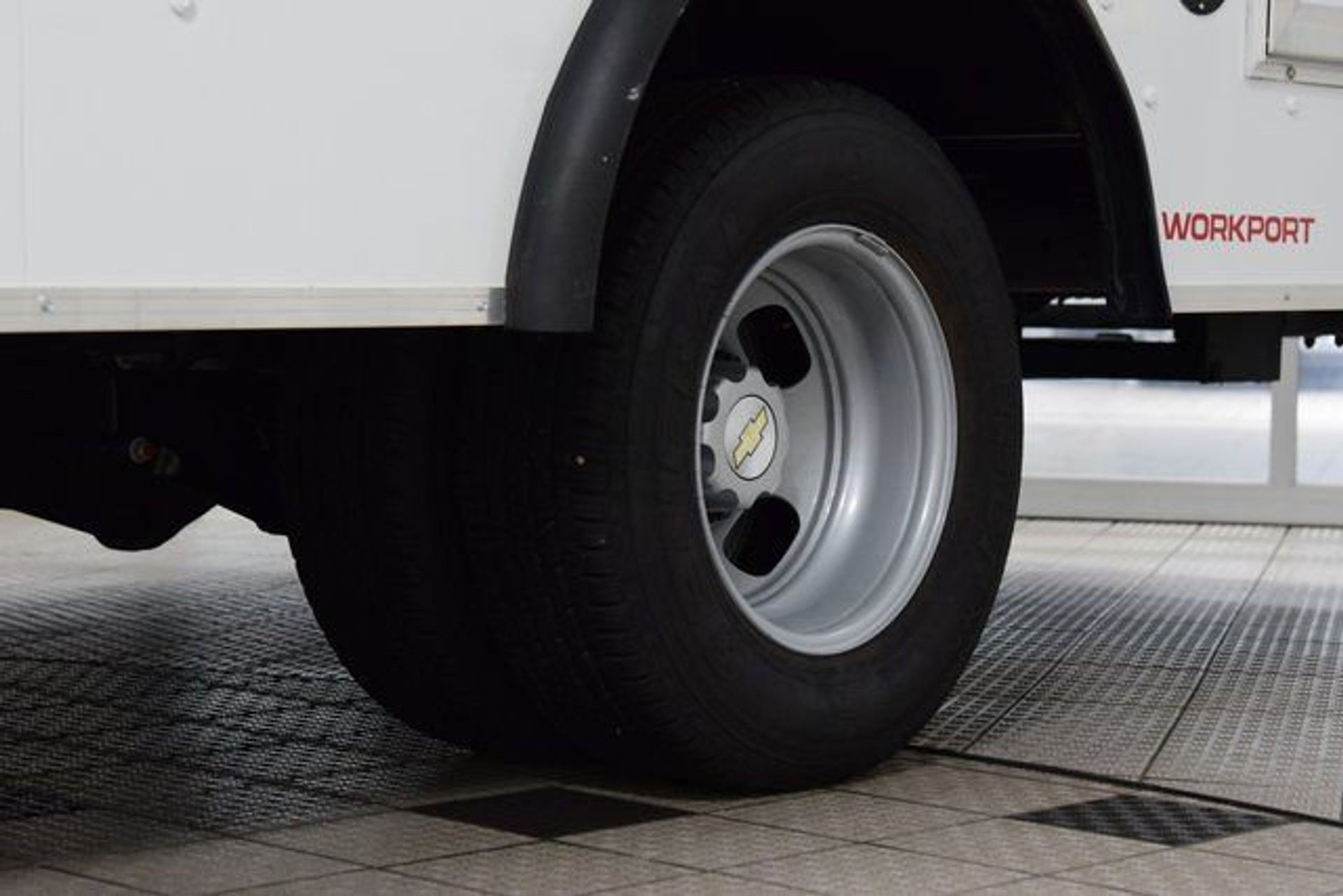 2025 Chevrolet Express 4500 Cutaway — photo 11