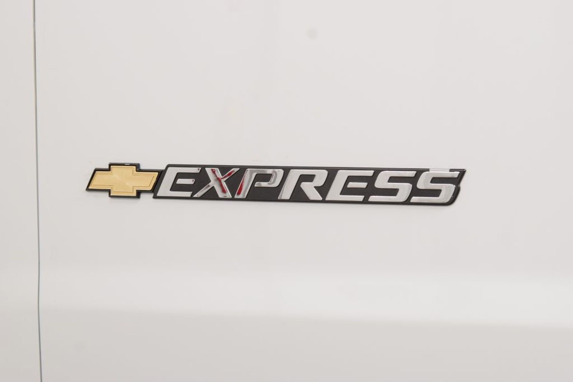 2026 Chevrolet Express 2500 Cargo Van — photo 9