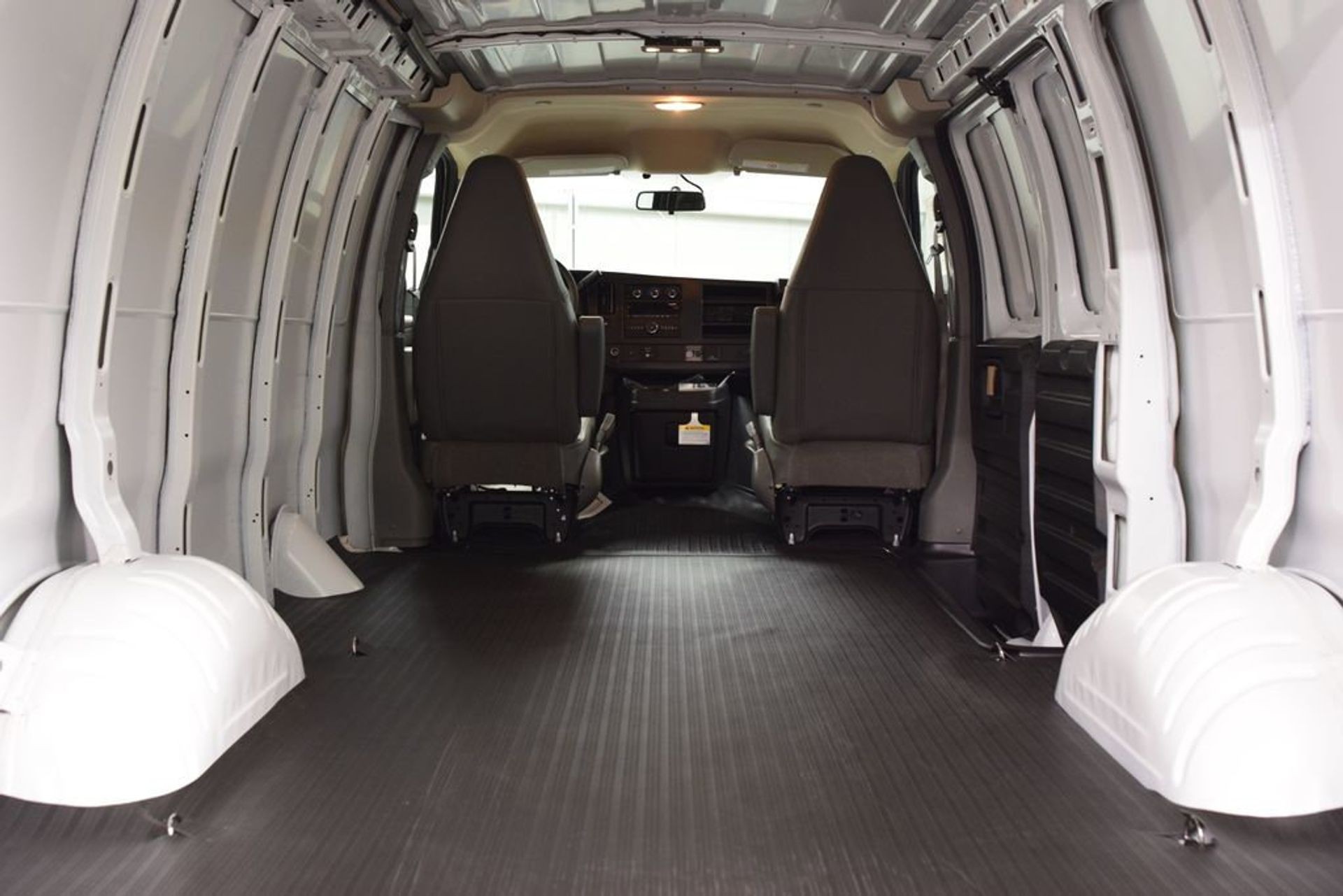 2026 Chevrolet Express 2500 Cargo Van — photo 10