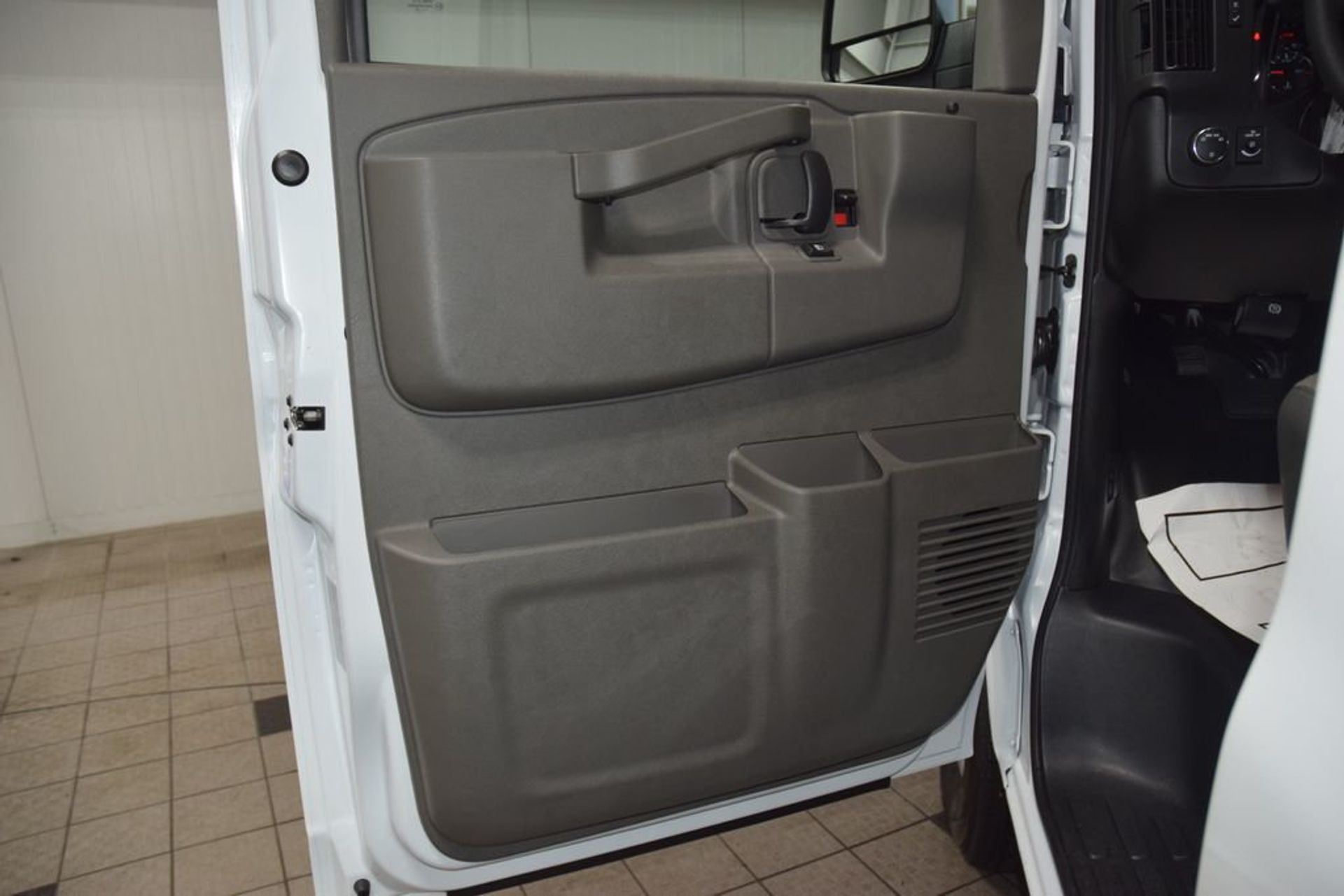 2026 Chevrolet Express 2500 Cargo Van — photo 22