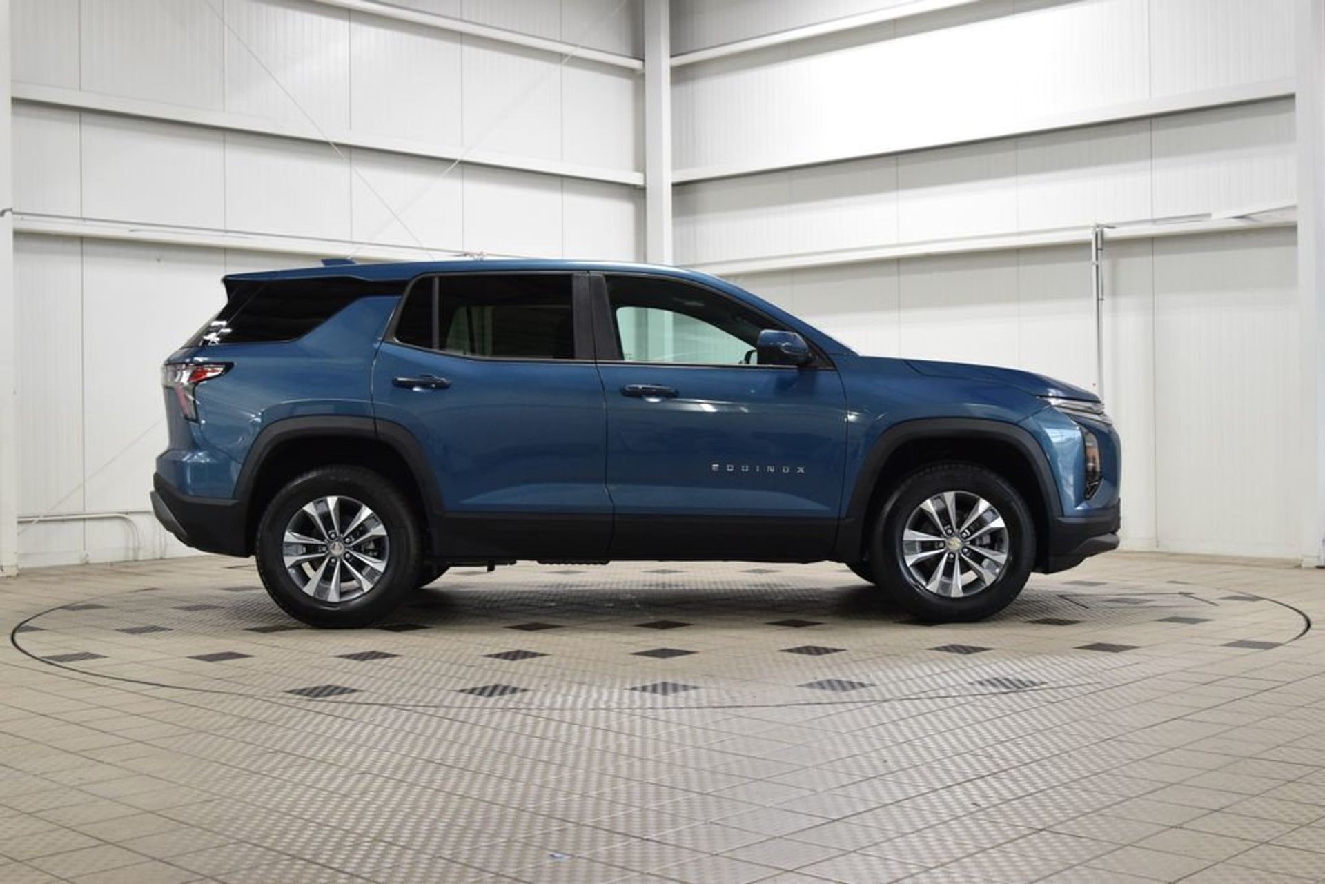 2027 Chevrolet Equinox LT — photo 3
